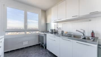 Refrigerador, microondas, horno y cafetera y tetera