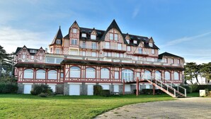 Ein großes, mehrstöckiges Gebäude im traditionellen Baustil, mit einer markanten Treppe und zahlreichen Fenstern.