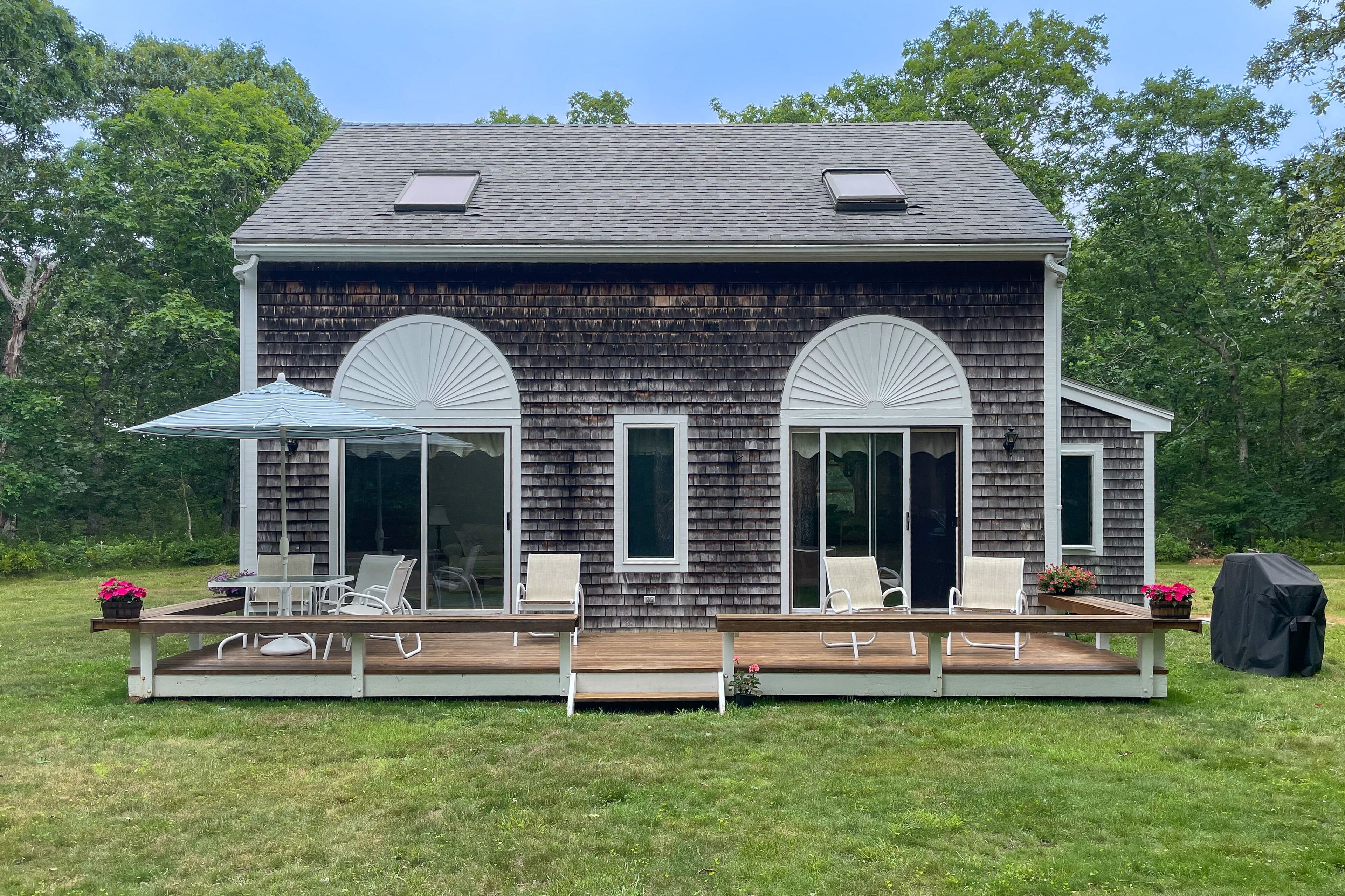 3BR on 4 acres with yard games, private beach access to Black Point Beach