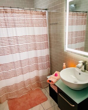 Hair dryer, towels, soap, shampoo - Pinky’s Cottage-central location,full
Kitchen, fun theme! (Altoona)