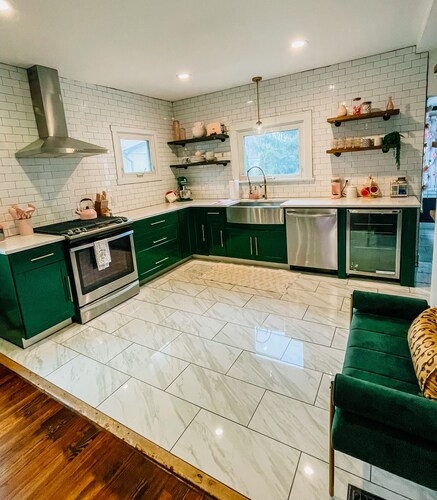 Pinky’s Cottage-central location,full
Kitchen, fun theme!