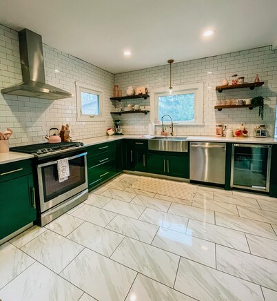 Pinky’s Cottage-central location,full
Kitchen, fun theme!