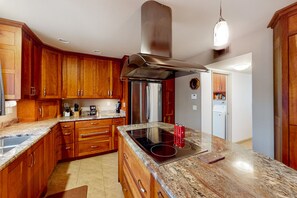 Kjøleskap, mikrobølgeovn, ovn og kokeplater