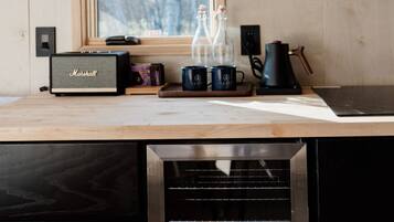 Kühlschrank, Herdplatte, Kochgeschirr/Geschirr/Besteck