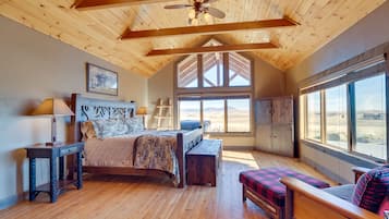 4 bedrooms, desk, iron/ironing board, travel crib