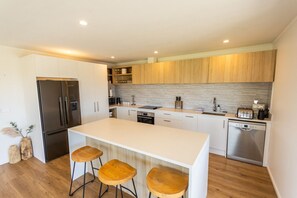 Refrigerador, microondas, horno y lavavajillas