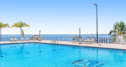 New studio with oceanfront pool, picnic areas, & full kitchen