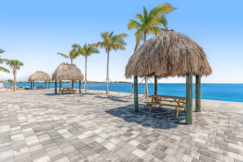 New studio with oceanfront pool, picnic areas, & full kitchen