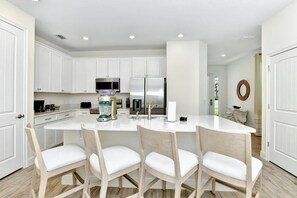 Frigorifero, forno, piano cottura, lavastoviglie