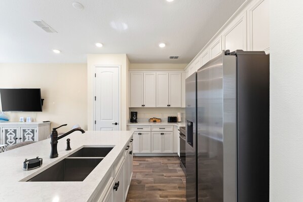 Refrigerador, horno, parrilla de estufa y lavavajillas 