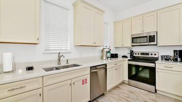 Refrigerador, horno, parrilla de estufa y lavavajillas