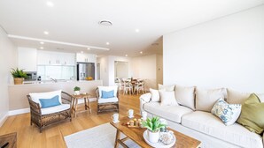 Un apartamento moderno con sala de estar, comedor y cocina.