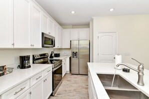 Refrigerador, horno, parrilla de estufa y lavavajillas