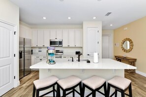 Fridge, oven, stovetop, dishwasher - Sun Filled Villa near Disney with Margaritaville Resort & Island H20 Access -. (Kissimmee)