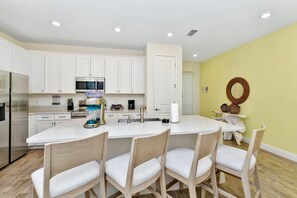 冷蔵庫、オーブン、コンロ、食器洗い機