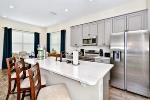 Fridge, oven, stovetop, dishwasher - Sunny Cottage with Private Pool near Disney with Margaritaville Resort & Island. (Kissimmee)