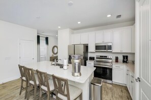 Fridge, oven, stovetop, dishwasher - Beautiful Waterfront Villa near Disney with Margaritaville Resort & Island H20. (Kissimmee)