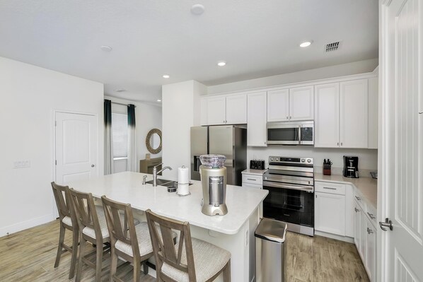 Fridge, oven, stovetop, dishwasher