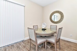 Dining - Welcoming Villa near Disney with Margaritaville Resort & Island H20 Waterpark. (Kissimmee)