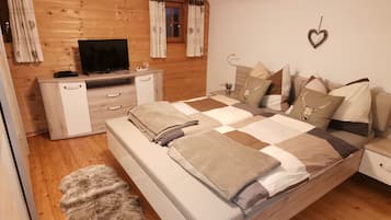 3 bedrooms, desk, iron/ironing board, travel crib