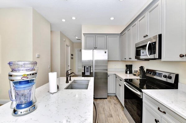 Refrigerador, horno, parrilla de estufa y lavavajillas