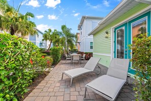 Outdoor dining - Beautiful Cottage near Disney with Margaritaville Resort & Island H2O Access -. (Kissimmee)