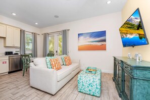 Smart TV - Beautiful Cottage near Disney with Margaritaville Resort & Island H2O Access -. (Kissimmee)