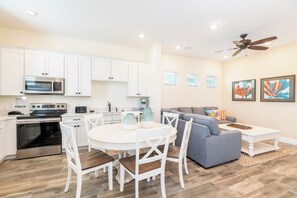 Kjøleskap, ovn, kokeplater og oppvaskmaskin