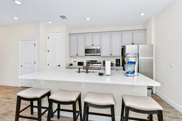 Kjøleskap, ovn, kokeplater og oppvaskmaskin