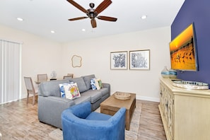 Smart TV - Cozy Villa near Disney with Margaritaville Resort & Island H20 Waterpark Access. (Kissimmee)
