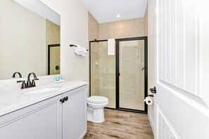 Douche, sĂšche-cheveux, serviettes fournies, papier toilette
