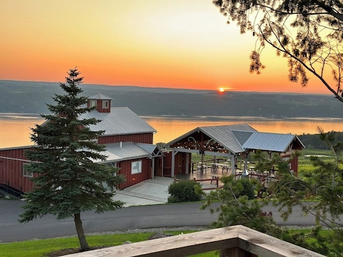 Hot Tub w/Lake Views & Fast Wi-Fi