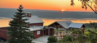 Hot Tub w/Lake Views & Fast Wi-Fi