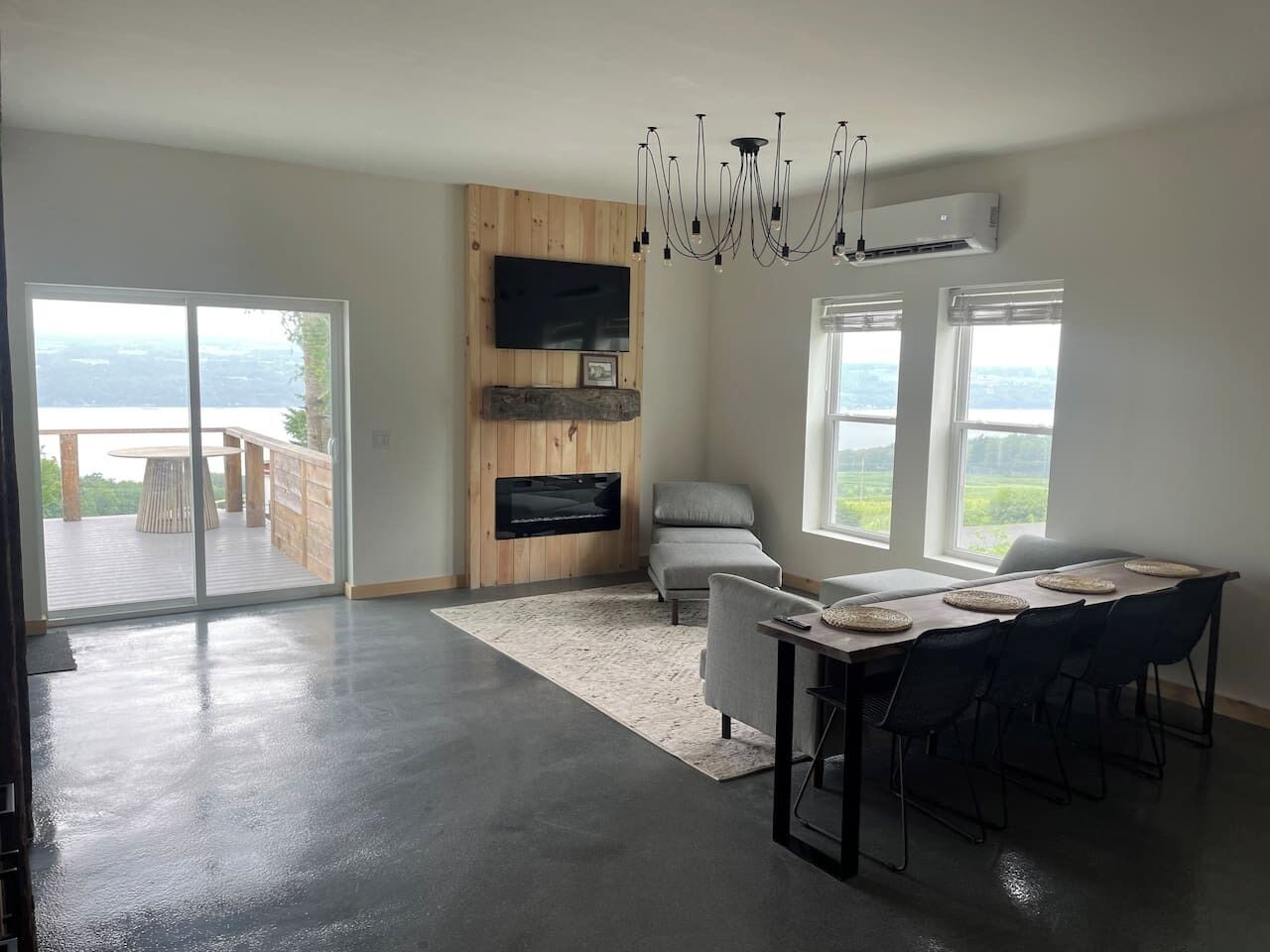 Smart TV, fireplace