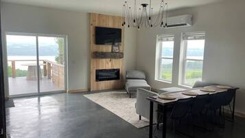 Smart TV, fireplace