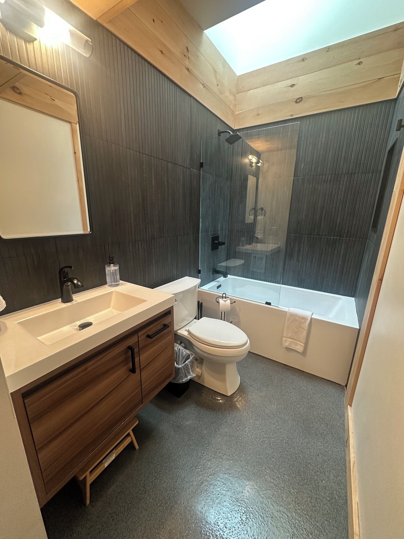 Ein modernes Badezimmer mit Waschbecken, Toilette und Badewanne.