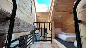 2 habitaciones, tabla de planchar con plancha, cuna de viaje y wifi