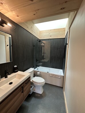 Haartrockner, Handtücher, Toilettenpapier