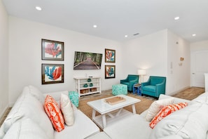 TV - This Pink Cottage near Disney with Margaritaville Resort & Island H20 Access -. (Kissimmee)