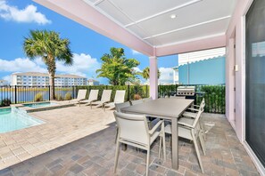 Outdoor dining - This Pink Cottage near Disney with Margaritaville Resort & Island H20 Access -. (Kissimmee)