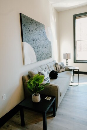 Smart TV - Mayor's Suite offers a cozy loft for rent with beautiful historical views (Aberdeen)