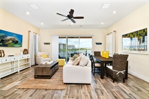 TV - Waters Edge Cottage near Disney with Margaritaville Resort & Island H20 Access. (Kissimmee)