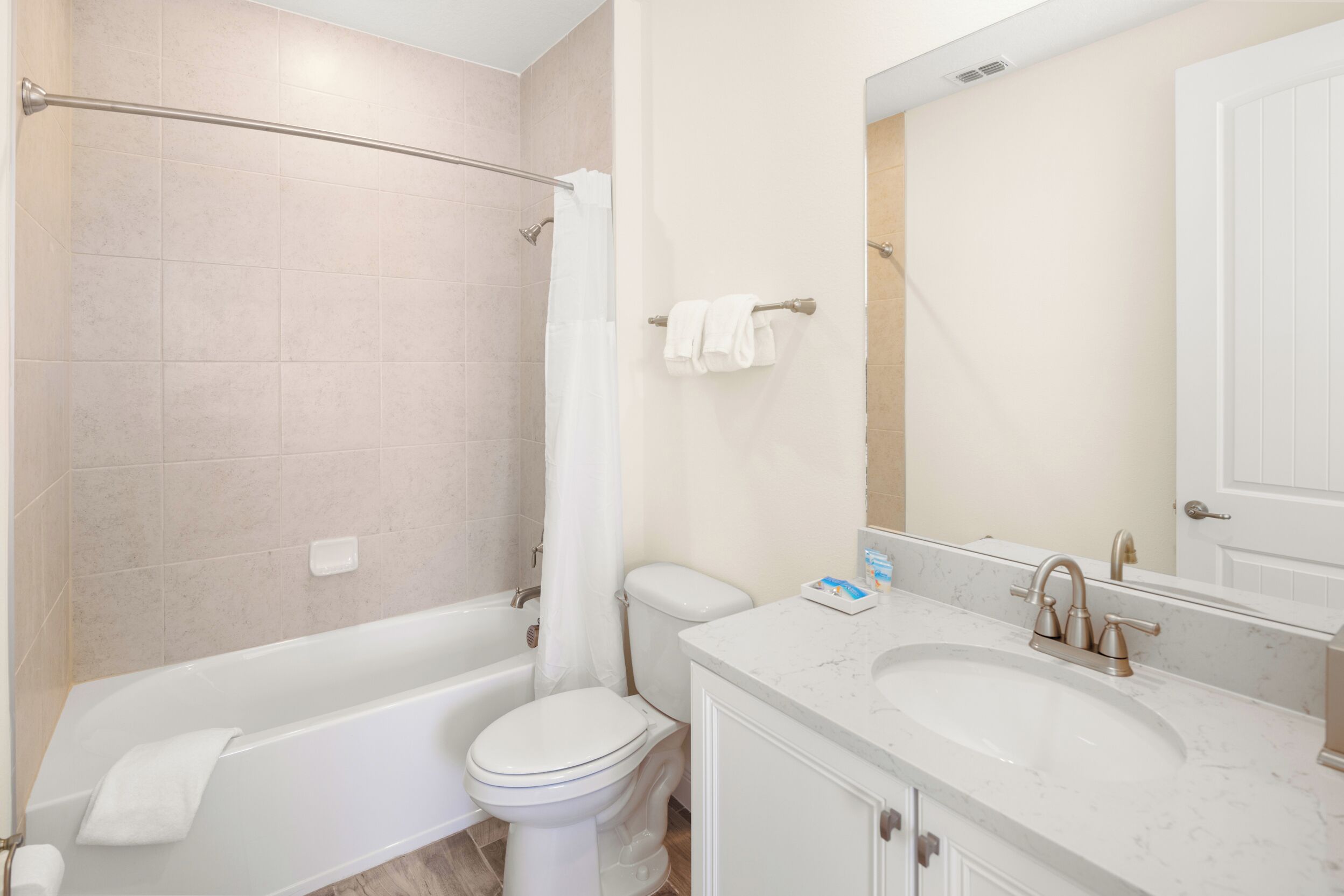 Un baño con bañera, inodoro y lavabo.