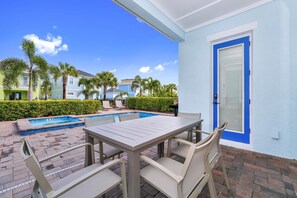 Outdoor dining - Aqua Blue Cottage near Disney with Margaritaville Resort & Island H20 Waterpark. (Kissimmee)