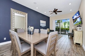 Dining - Aqua Blue Cottage near Disney with Margaritaville Resort & Island H20 Waterpark. (Kissimmee)