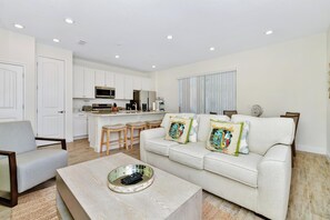 Smart TV - Colorful Villa near Disney with Margaritaville Resort & Island H20 Waterpark. (Kissimmee)