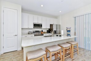 Fridge, oven, stovetop, dishwasher - Colorful Villa near Disney with Margaritaville Resort & Island H20 Waterpark. (Kissimmee)