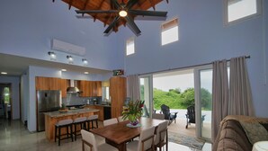 Una cocina amplia con armarios de madera, una isla central y un ventilador de techo.