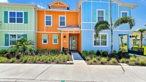 Una hilera de casas coloridas con un jardín bien cuidado al frente.