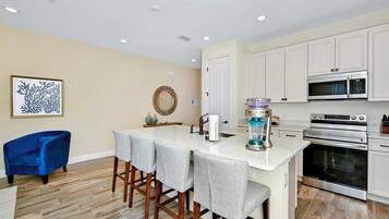 Geladeira, fogão, cooktop, lava-louças